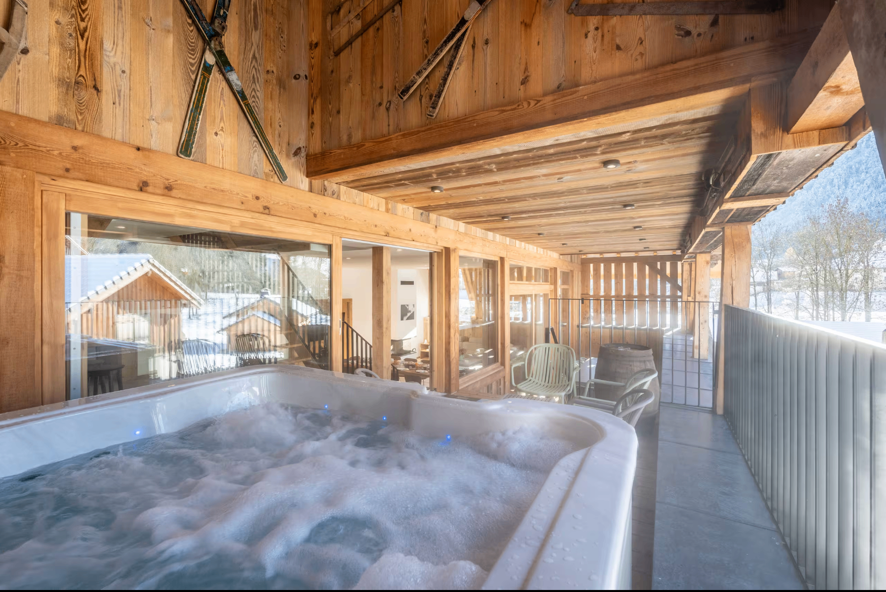 Jacuzzi extérieur avec vue montagne